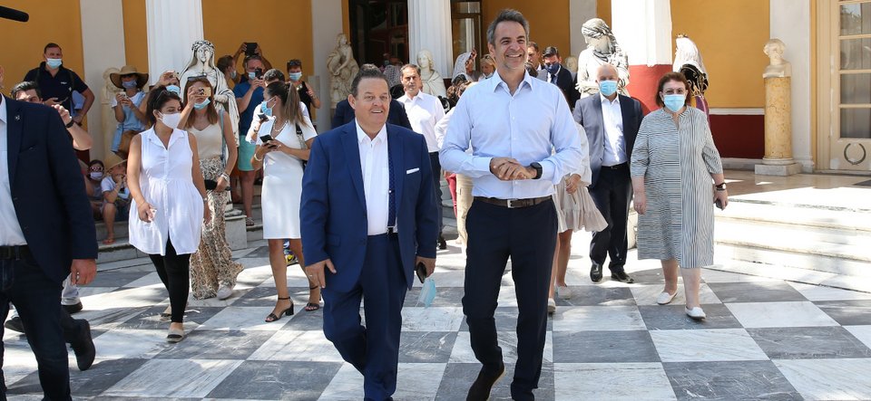 Τον πρωθυπουργό συνόδευαν η υπουργός Πολιτισμού Λίνα Μενδώνη, ο υπουργός Ανάπτυξης και Επενδύσεων Άδωνις Γεωργιάδης, ο υπουργός Τουρισμού Χάρης Θεοχάρης, και ο υφυπουργός αρμόδιος για την Κοινή Αγροτική Πολιτική Κώστας Σκρέκας
