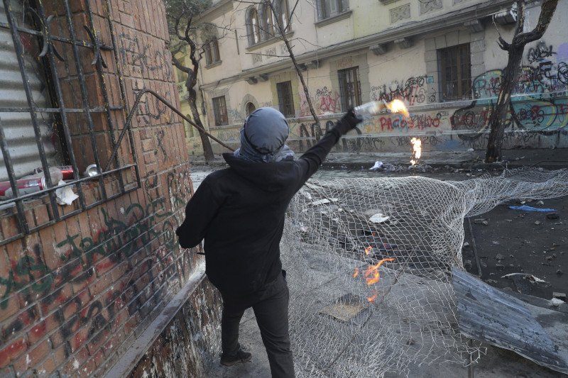 Διαδηλωτής στη Χιλή με βόμβα μολότοφ στα χέρια