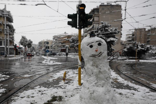 Χιονάνθρωπος στο κέντρο της Αθήνας