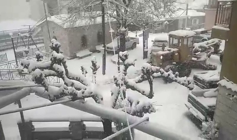 Σφοδρή χιονόπτωση στους Στρόπωνες Εύβοιας
