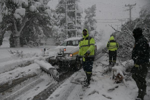 Προσπάθειες από συνεργεία να καθαρίσουν το δρόμο από τα πεσμένα δέντρα στην Πεντέλη