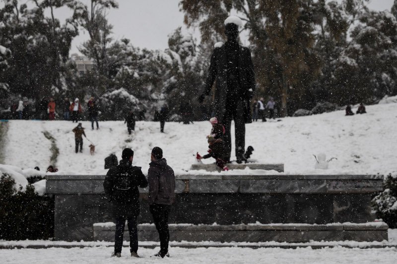 Εκαναν snowboard στο πάρκο Ελευθερίας