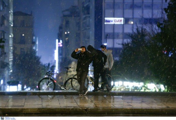 Αθηναίοι απαθανατίζουν τις σπάνιες εικόνες / Φωτογραφία: Intimenews/ΣΤΕΦΑΝΟΥ ΣΤΕΛΙΟΣ