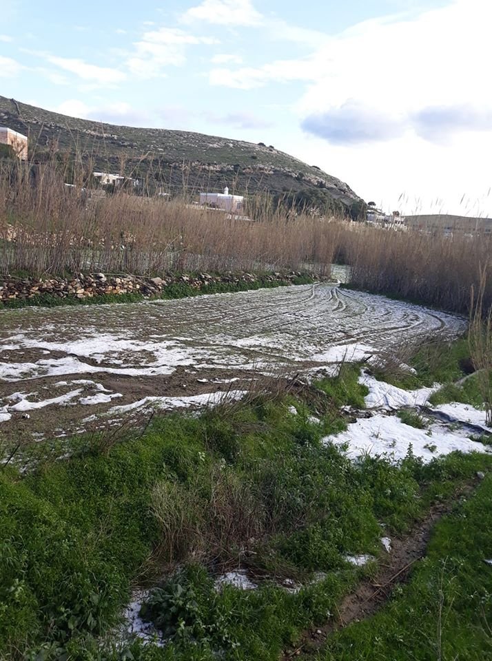 Χαλάζι σε χωράφι στη Σύρο