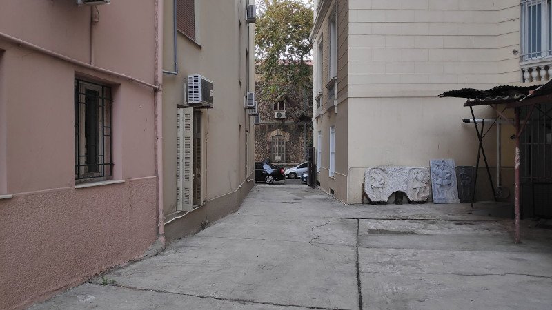 Το «τοπίο» πίσω από την πόρτα στην Βασιλίσσης Σοφίας 4