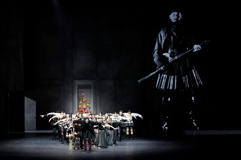 Στιγμιότυπο από το δεύτερο μέρος της παράστασης, με το «Καπετάν Μιχάλης»