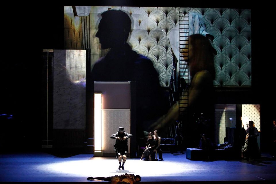 Ο Κωνταντίνος Ρήγος χορεύει λίγο πριν το τέλος της παράστασης