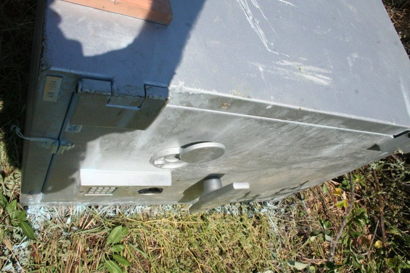 Ενα από τα χρηματοκιβώτια που είχαν αποσπάσει