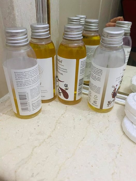Τα μισο-χρησιμοποιημένα προϊόντα στο μπάνιο του ξενοδοχείου όπου μεταφέρθηκε