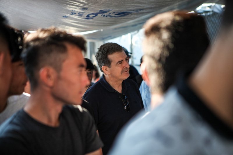 Ο Μιχάλης Χρυσοχοΐδης στη Μόρια με πρόσφυγες και μετανάστες