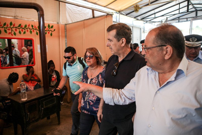 Ο Μιχάλης Χρυσοχοΐδης ξεναγείται στη Μόρια