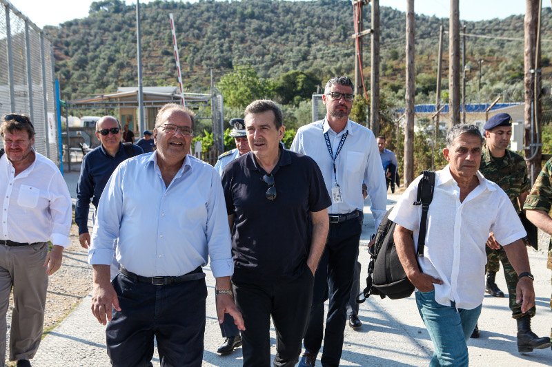 Ο Μιχάλης Χρυσοχοΐδης περπατά στη Μόρια