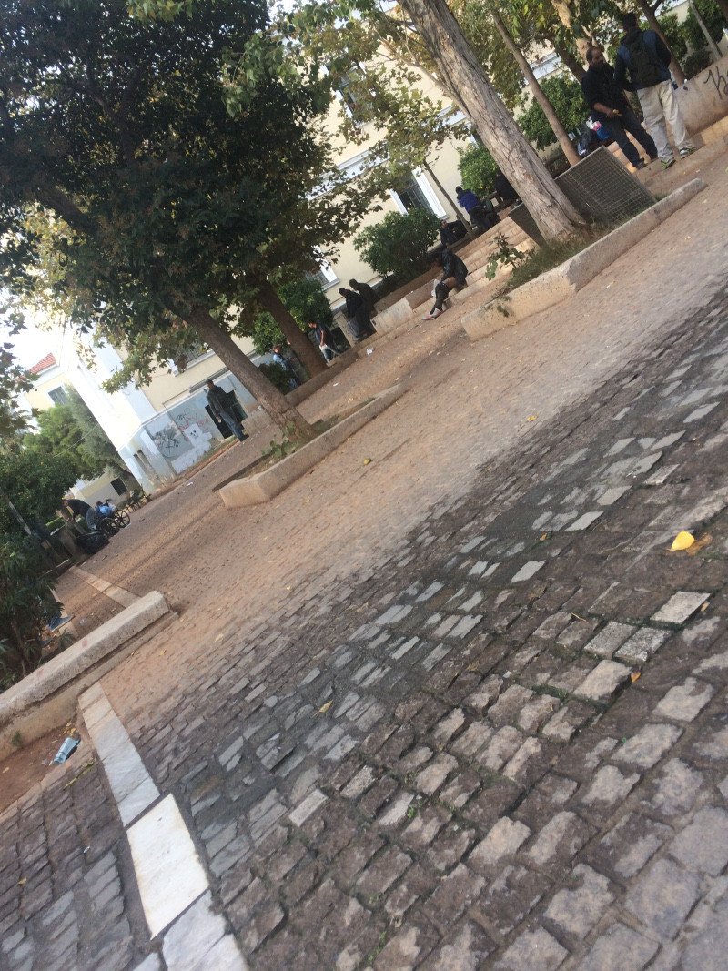 Ναρκομανείς σε παγκάκια στο πάρκο της Νομικής