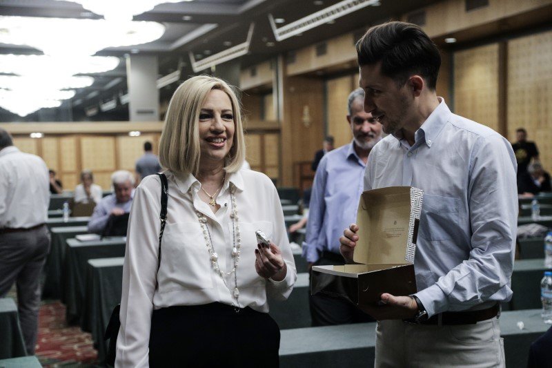 Ο Παύλος Χρηστίδης κερνάει γλυκό την Φώφη Γεννηματά -Φωτογραφία: EUROKINISSI/ΓΙΑΝΝΗΣ ΠΑΝΑΓΟΠΟΥΛΟΣ
