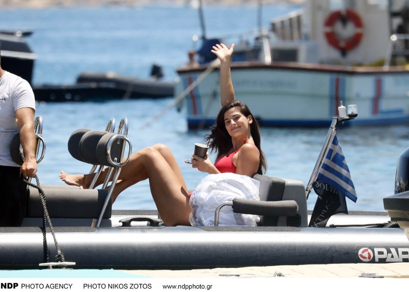 Η Χριστίνα Μπόμπα με κόκκινο μαγιό σε σκάφος