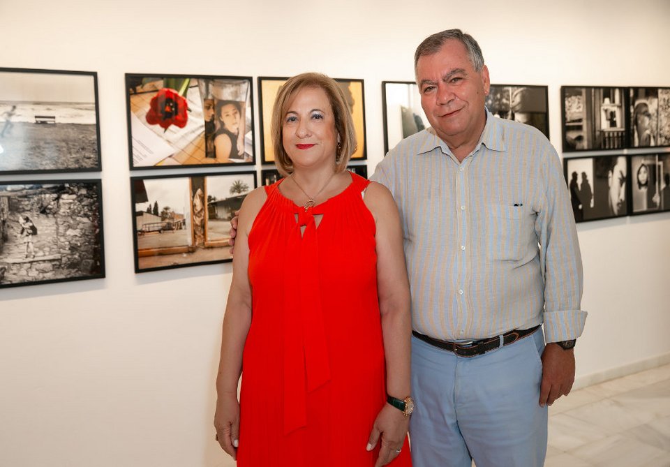 Η φωτογράφος Μαίρη Χριστοφίδη με τον σύζυγό της Τάκη στην έκθεση στον Πόρο