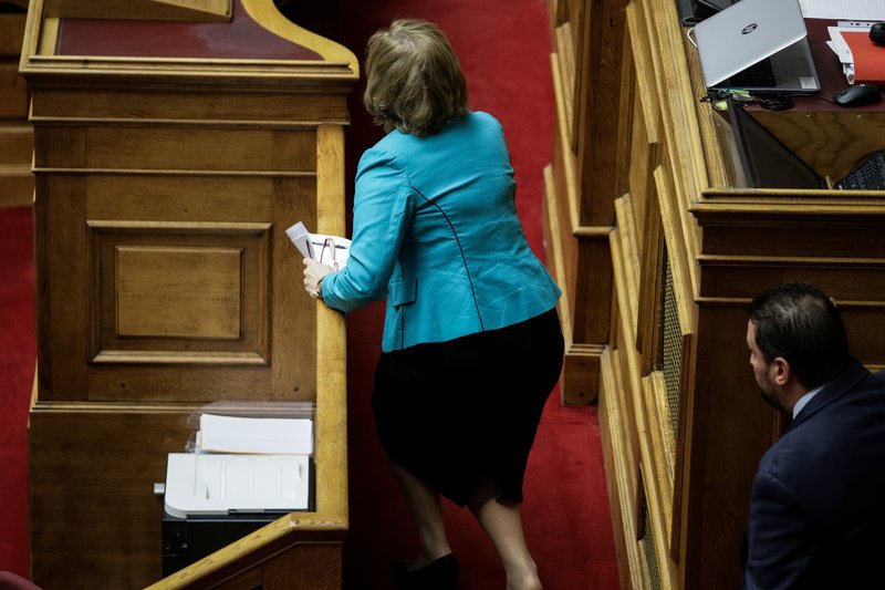 Η στιγμή που η κυρία Ευη Χριστοφιλοπούλου παραπατάει στη Βουλή