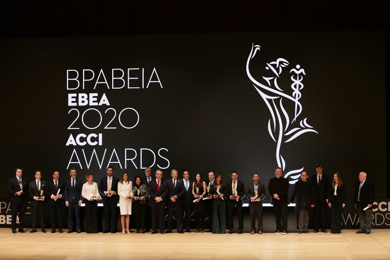 Οι δώδεκα βραβευμένοι επιχειρηματίες, με τον πρόεδρο του ΕΒΕΑ Κο Κωνσταντίνο Μίχαλο, τον Περιφερειάρχη Αττικής Κο Γιώργο Πατούλη και τον Υπουργό Κο Άδωνι Γεωργιάδη