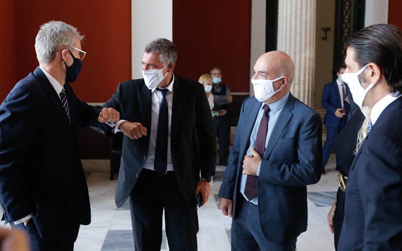 Ο κ. Χρήστος Κοπελούζος κάνει χαιρετισμό με τον Αμερικανό πρέσβη Τζέφρι Πάιατ/Φωτογραφία: EUROKINISSI/ΓΙΩΡΓΟΣ ΚΟΝΤΑΡΙΝΗΣ