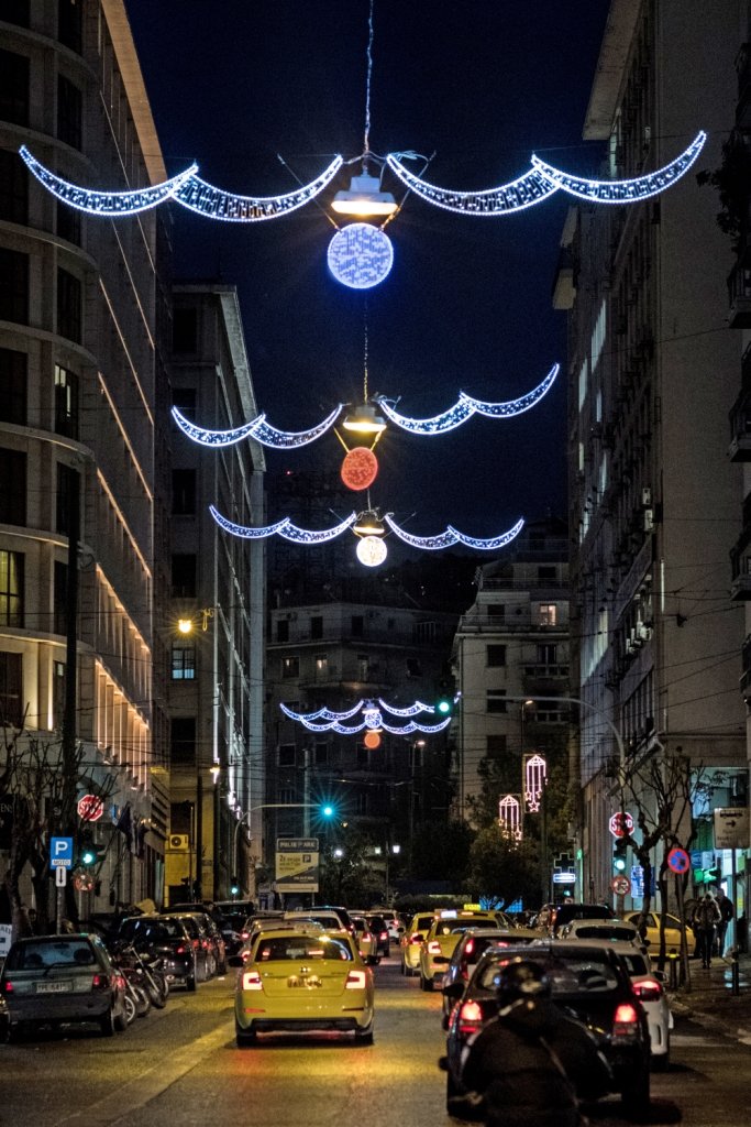 Χριστουγεννιάτικα φώτα σε δρόμο