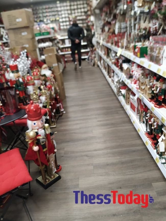 Εμπορικά καταστήματα ανοιχτά με πελάτες παρά το lockdown