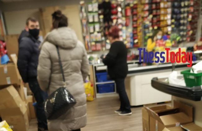 Εμπορικά καταστήματα ανοιχτά με πελάτες παρά το lockdown