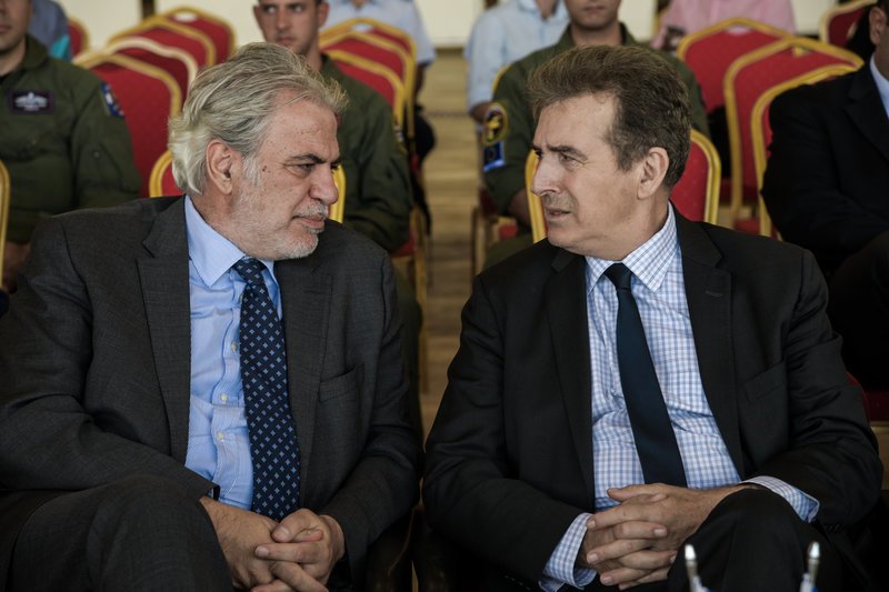 Ο υπουργός Προστασίας του Πολίτη Μιχάλης Χρυσοχΐδης και ο επίτροπος της ΕΕ Χρήστος Στυλιανίδης