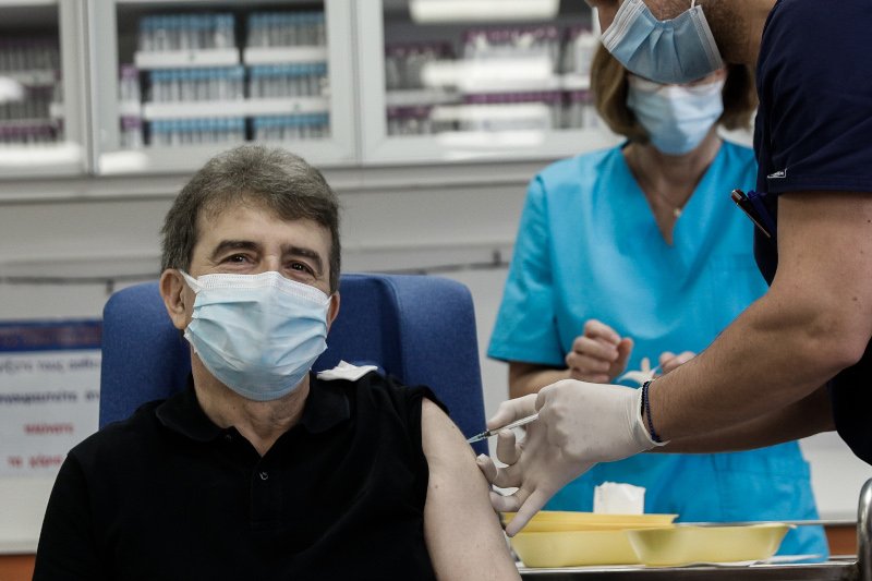 Ο Μιχάλης Χρυσοχοΐδης εμβολιάζεται κατά του κορωνοϊού