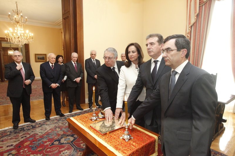 Από δεξιά: Λ. Οικονόμου, Μιχ. Χρυσοχοίδης Α Διαμαντοπούλου Γ. Μπαμπινιώτης ορκίζονται στην κυβέρνηση Παπαδήμου