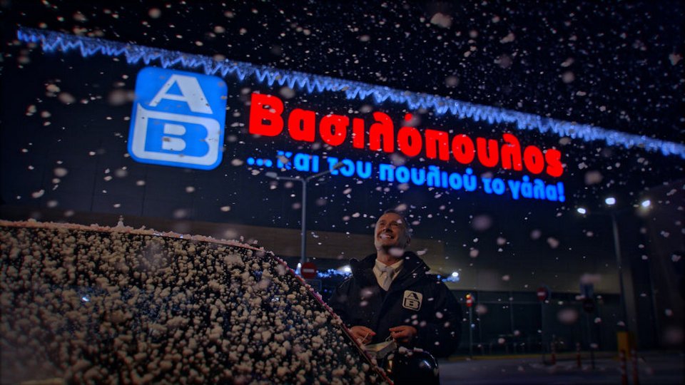 Υπάλληλος έξω από κατάστημα της ΑΒ Βασιλόπουλος