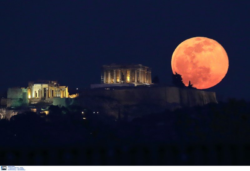 Η υπερπανσέληνος του χιονιού πάνω από την Ακρόπολη -Φωτογραφία: Intimenews/ΛΙΑΚΟΣ ΓΙΑΝΝΗΣ