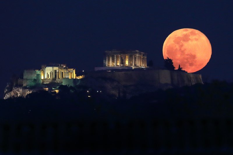 Η υπερπανσέληνος του χιονιού πάνω από την Ακρόπολη -Φωτογραφία: Intimenews/ΛΙΑΚΟΣ ΓΙΑΝΝΗΣ