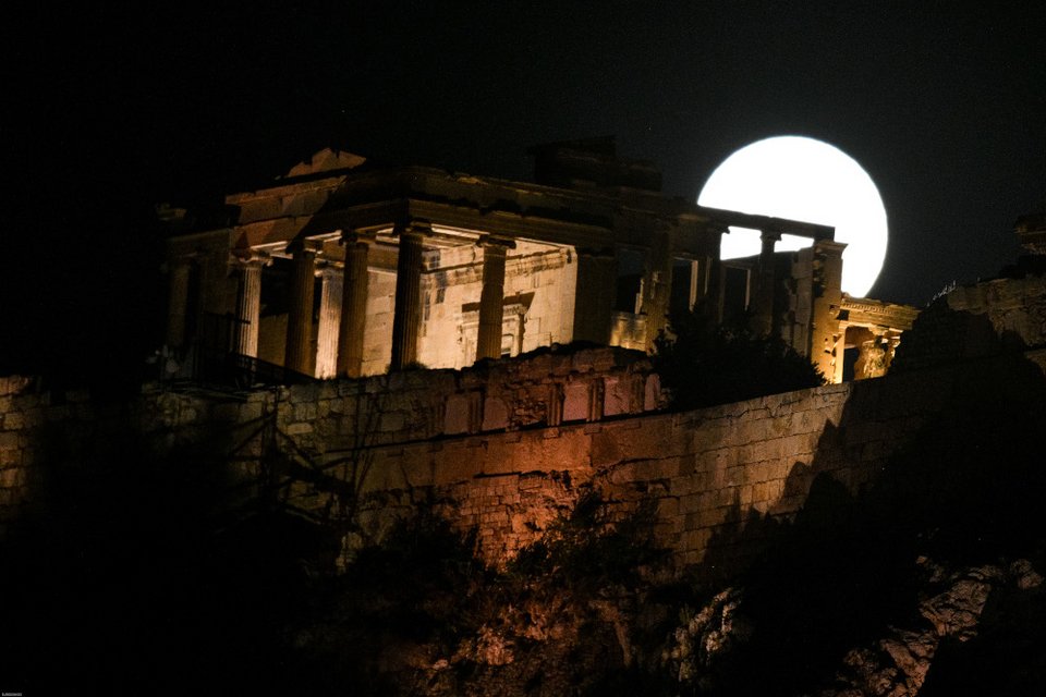 Υπερπανσέληνος πάνω από την Ακρόπολη