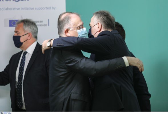 Ο απερχόμενος ΥΠΕΣ Τ. Θεοδωρικάκος αγκαλιάζει τον νέο υφυπουργό Σταύρο Καλαφάτη