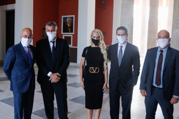 Στη μέση οι Χρήστος Κοπελούζος, Ελμίνα Κοπελούζου, Κωνσταντής Σπυρόπουλος που εκπροσώπησαν τη Gastrade/ Φωτογραφία: EUROKINISSI/ΓΙΩΡΓΟΣ ΚΟΝΤΑΡΙΝΗΣ