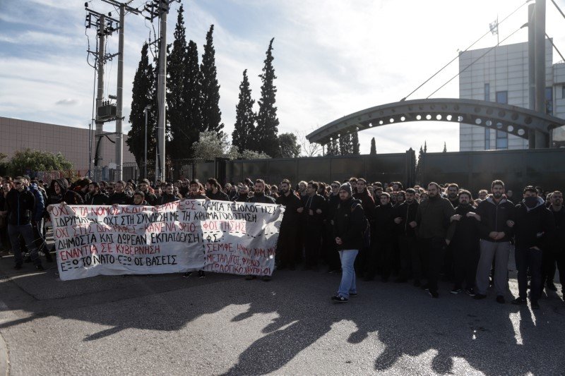 Φοιτητές έξω από το υπουργείο Παιδείας