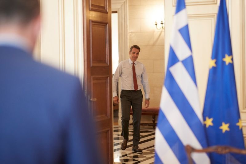 Ο πρωθυπουργός μπαίνει στην αίθουσα για την τηλεδιάσκεψη του υπουργικού συμβουλίου