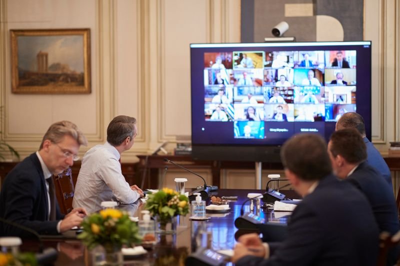 Ολοι πρέπει να πάρουμε μια βαθιά ανάσα. Τις επόμενες εβδομάδες μάς περιμένει πολλή και σκληρή δουλειά, είπε στους υπουργούς