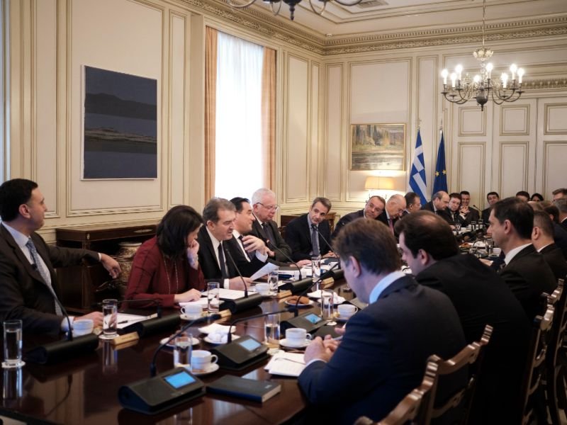 Οι υπουργοί ακούν την εισήγηση του πρωθυπουργού Κυριάκου Μητσοτάκη