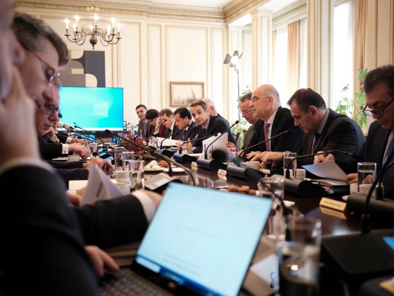 Λάπτοπ και σημειώσεις κατά τη διάρκεια της συνεδρίασης του υπουργικού συμβουλίου