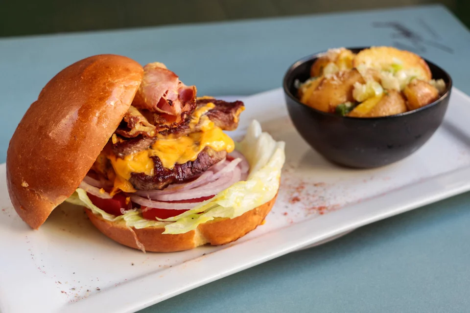 Οι Αθηναίοι σπεύδουν στο Zaf για να απολαύσουν ένα λαχταριστό και ζουμερό burger