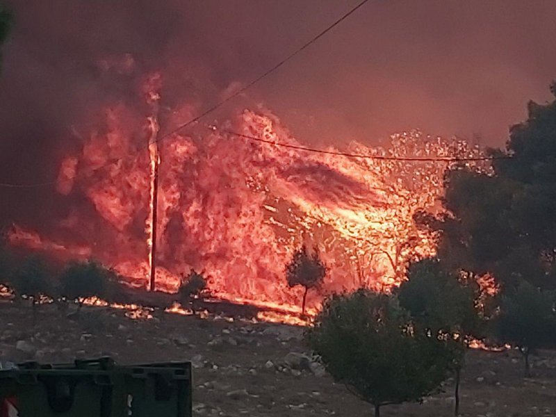 Οι δυνατοί άνεμοι θεριεύουν τις φλόγες