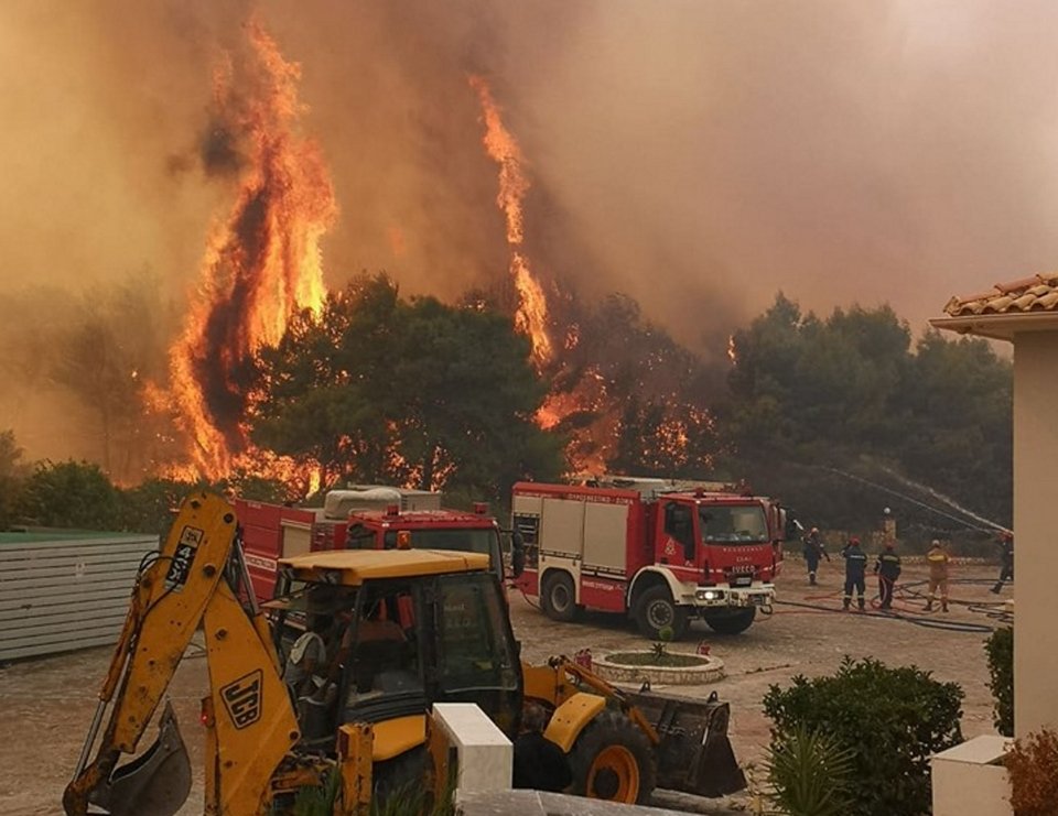 Ανεξέλεγκτη μαίνεται η πυρκαγιά στη Ζάκυνθο