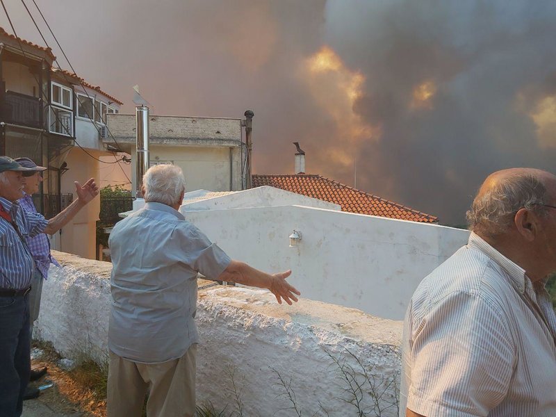 Κάτοικοι βλέπουν με απελπισία τις φλόγες να πλησιάζουν