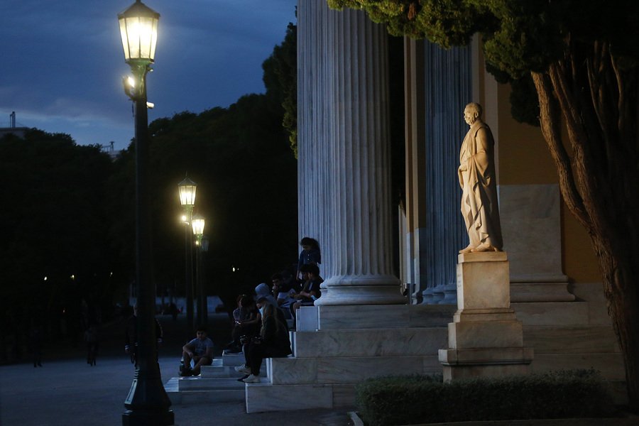 Το άγαλμα του Κωνσταντίνου Ζάππα που φιλοτέχνησε ο γλύπτης Γεώργιος Βρούτος, στην είσοδο του Ζαππείου Μεγάρο