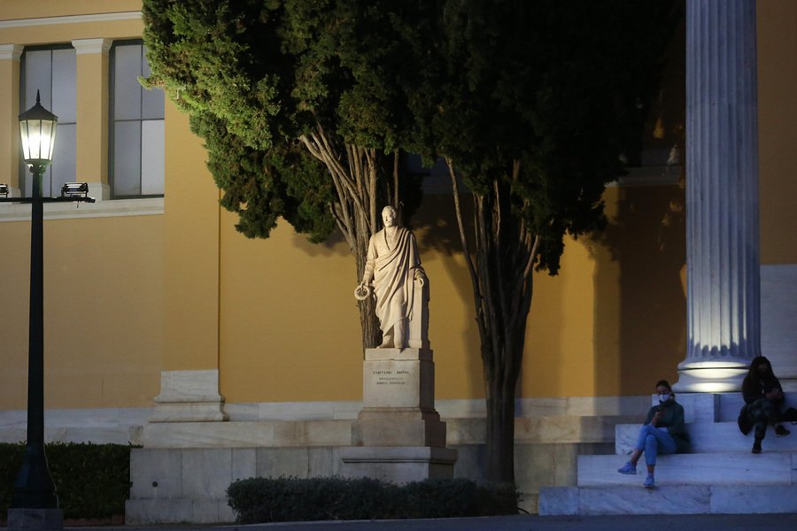 Το άγαλμα του Ευαγγελή Ζάππα που φιλοτέχνησε ο γλύπτης Ιωάννης Κόσσος, στην είσοδο του Ζαππείου Μεγάρου