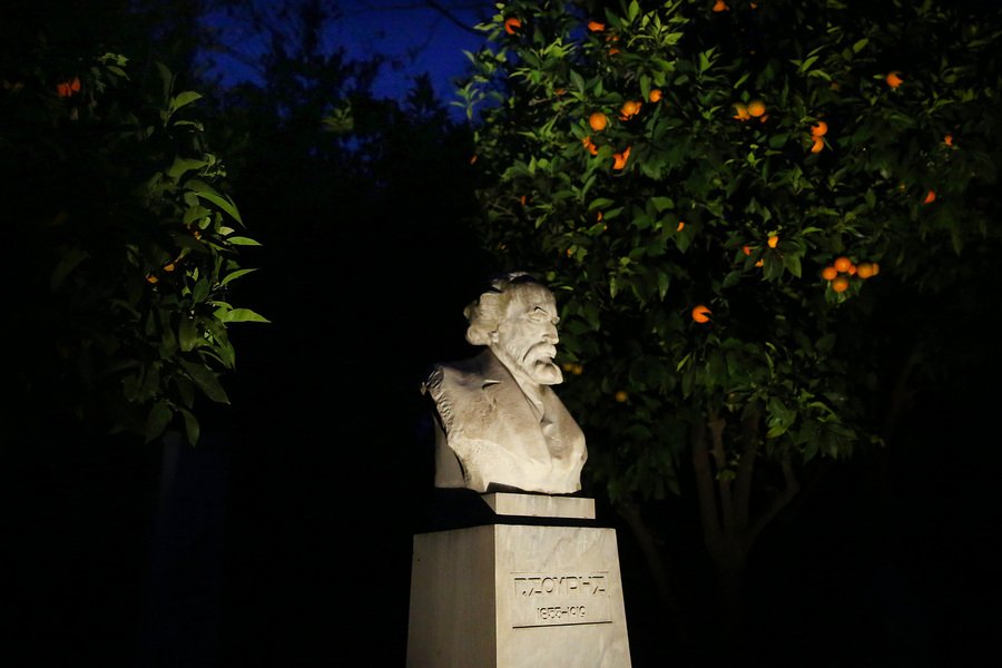 H προτομή του σατυρικού ποιητή Γιώργου Σουρή που φιλοτέχνησε ο γλύπτης Γεώργιος Δημητριάδης, στο Ζάππειο Μέγαρπ