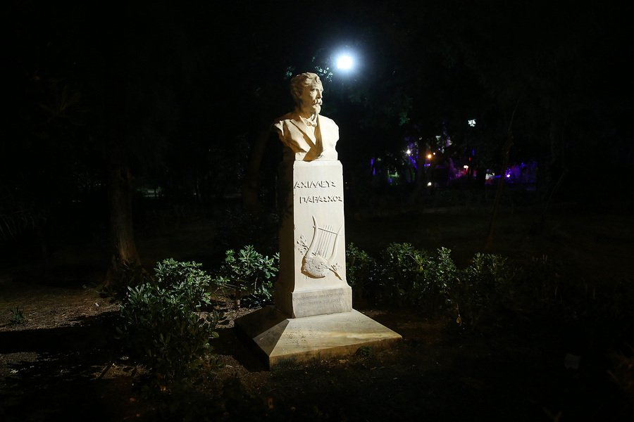 Η προτομή του Αχιλλέα Παράσχου που φιλοτέχνησε ο γλύπτης Γεώργιος Δημητριάδης Αθηναίος, στους κήπους που περιβάλλουν το Ζάππειο Μέγαρο