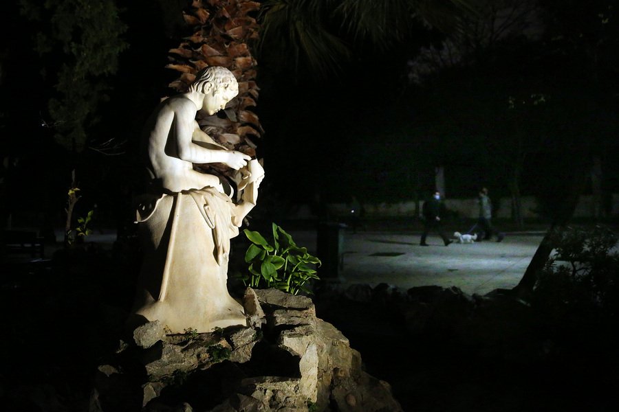 Το άγαλμα " ο μικρός ψαράς " του γλύπτη Δημήτρη Φιλιππότη, στους κήπους που περιβάλλουν το Ζάππειο Μέγαρο