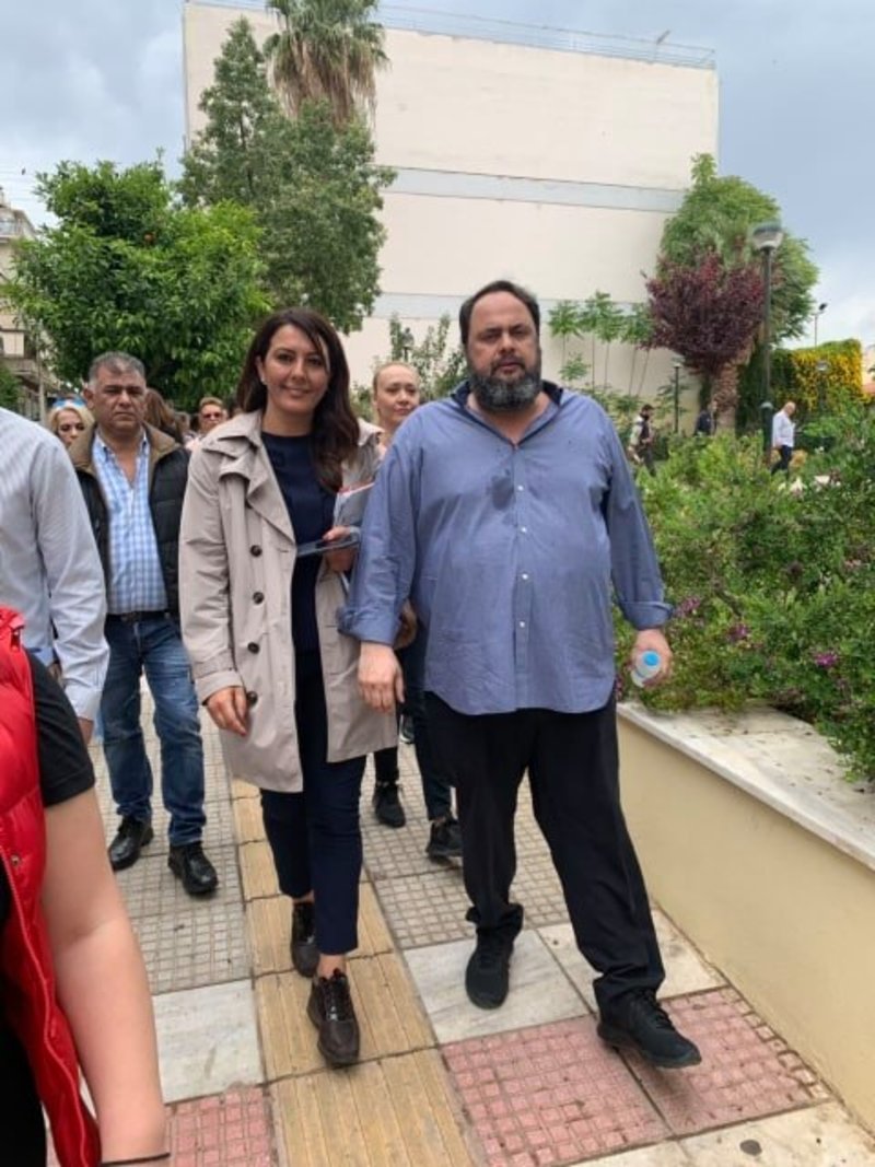 Ανδριάνα Ζαρακέλη Βαγγέλης Μαρινάκης στους δρόμους του Πειραιά